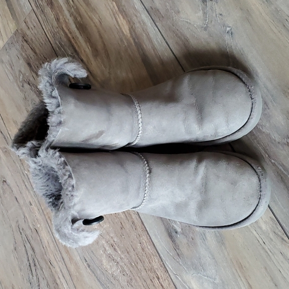 Ugg Women Bailey Button II Booties Sheepskin shoes sz 8 - Picture 3 of 16